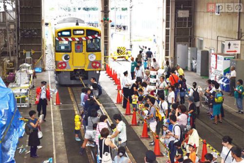 車両基地で電車と綱引き 撮影会やグッズ販売も 西武「電車夏まつり2017」開催