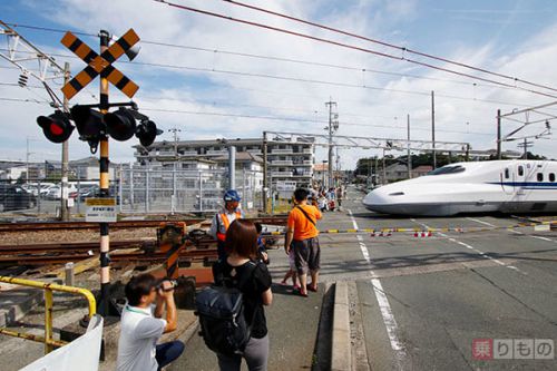 今朝、踏切で待っていたらN700系新幹線が! 全国でここだけの風景、その事情とは