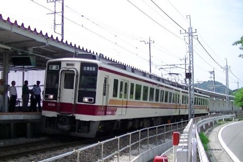 東武ワールドスクウェア駅開業 記念すべき下り1番列車は野岩車