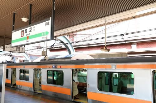 青梅線は、御嶽駅に停車中