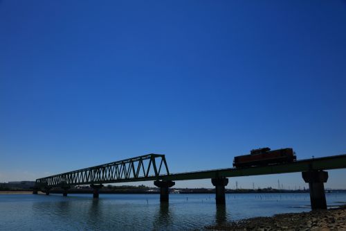 衣浦臨海鉄道に輝く太陽の衣浦湾大鉄橋を行くDD51-853号機(碧南市~東浦)