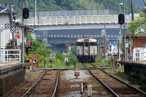 備中高松駅で 岡山色 撮りました。