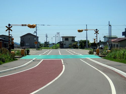 列車の走らない日高本線と珍踏切