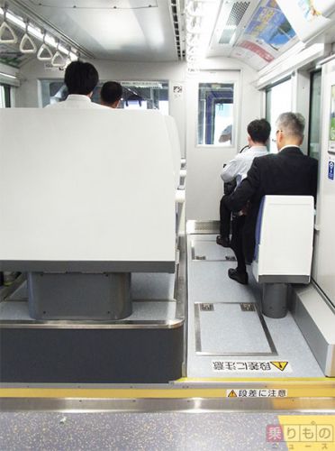 東京モノレール車内、なぜ盛り上がっている? まるで「ひな壇」 スピードにも関係
