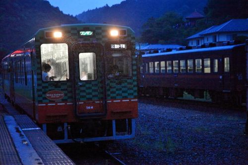 雨の茂木駅