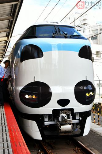 ライトが目? 「パンダ特急」誕生 車内も無数のパンダ 特急「くろしお」で期間限定(写真13枚)
