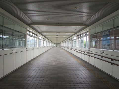 小諸駅から懐古園へ続くこ線橋。 【2017年07月 長野県小諸市】