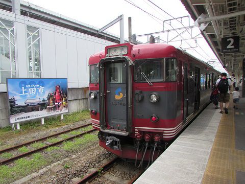 始発・軽井沢駅で出発を待つ、しなの鉄道の普通列車。 【2017年07月 長野県軽井沢町】
