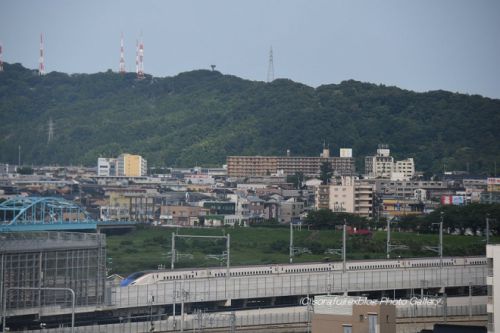 北陸新幹線 呉羽山をバックに