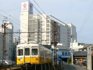 瓦町駅をあとにする琴平線電車