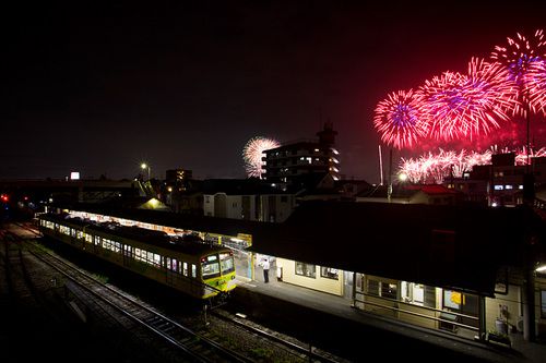 ONE-shot 260 打ち上げ花火、駅から見るか?
