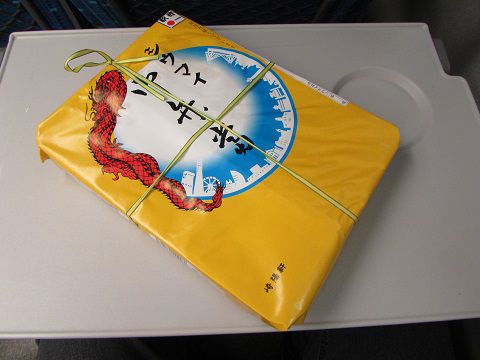 新横浜駅で購入した、「シウマイ中華弁当」。 【2017年08月 東海道新幹線車内】