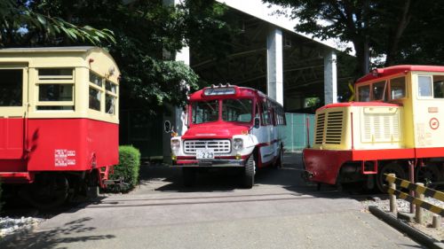 尾小屋鉄道動態保存「なかよし鉄道」ボンネットバスも登場の特別運行!