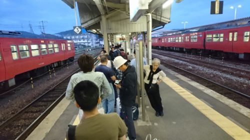 三次駅超満員