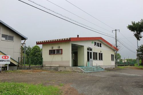 昨日のオブジェが置いてある川端駅。