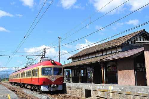 信濃川田駅と2000