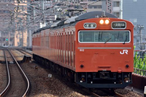 大阪環状線を行き交う新旧スター電車の103系と323系(野田駅)