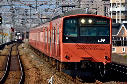 大阪環状線を行く国鉄型通勤電車201系(野田駅)