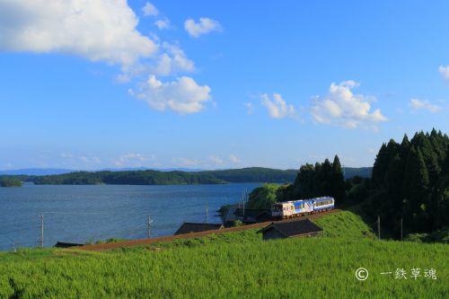 夕焼け迫る七尾北湾とのと鉄道