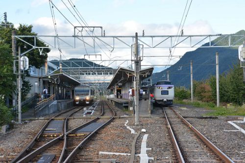 9月18日撮影 「北アルプスいろどり」号 その7 白馬駅にて「リゾートビュー」との並び