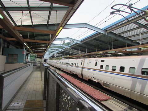 安中榛名駅を通過する、上りの新幹線。 【2017年07月 群馬県安中市】