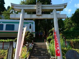 境内の階段を電車が通過!山形の隠れた珍スポット・山寺千手院|山形県|トラベルjp<たびねす>