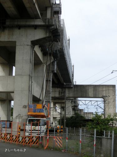 新幹線高架の高所作業車、再び。