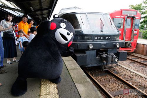 熊本の観光特急「あそぼーい!」、地元・阿蘇で運行再開 震災後初、復興の力に(写真20枚)