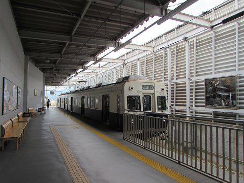 上田駅で出発を待つ「丸窓」電車。 【2017年07月 長野県上田市】