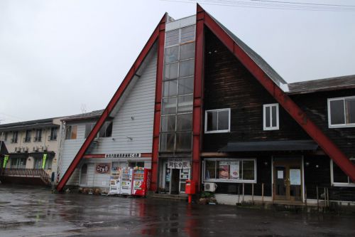 秋田内陸縦貫鉄道阿仁合駅から街歩き 絶品!馬肉シチューや赤煉瓦の異人館 山門が目を惹く専念寺