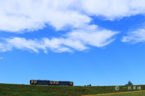 秋の青空と堰堤と高原列車