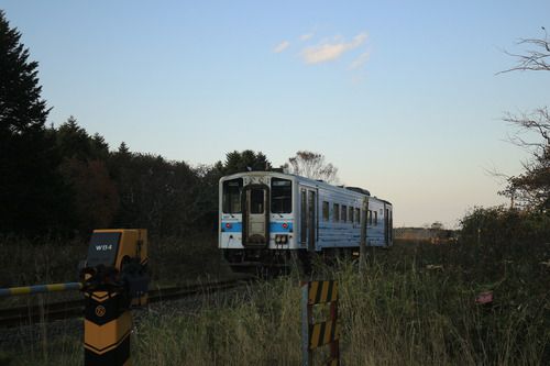 流氷物語白ラッピングが来た! 根室本線、落石駅付近