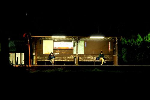 夜の無人駅にて!