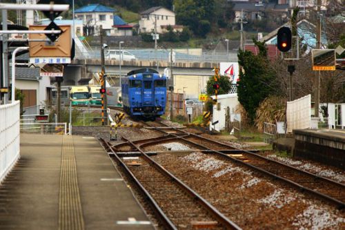 JR九州 大村線 キハ66・67形 岩松駅 (2017.03.26)
