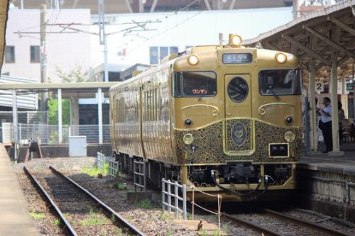 【SWEET TRAIN 或る列車】 JR九州 長崎本線 キロシ47形 「JRKYUSHU SWEET TRAIN『或る列車』」 長崎駅 (2016.08.19)