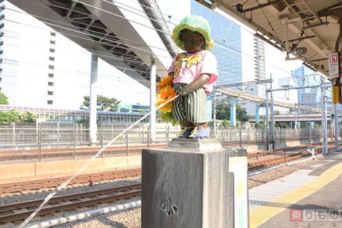 浜松町駅にある小便小僧の謎 消防服からあのキャラまで、毎月お着替え30年以上(写真12枚)