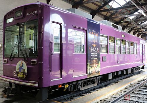 「嵐電・七夕電車」運行中 車内に笹飾り、車体に写真や「京の七夕」ロゴ