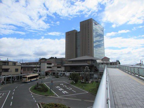 駅舎を圧倒する大きさ?長岡京駅前の村田製作所本社ビル。 【2017年08月 京都府長岡京市】