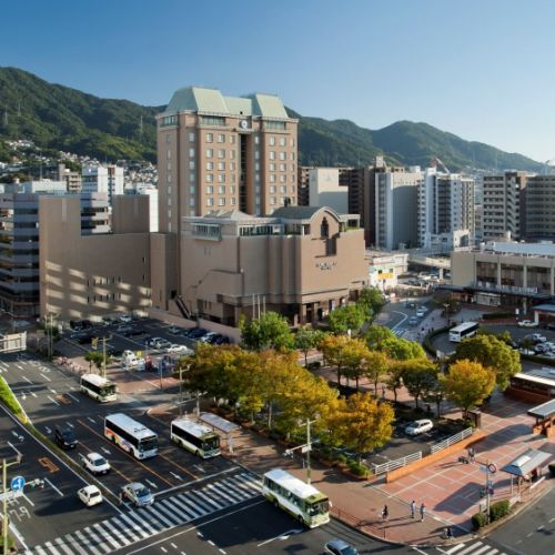 【PR記事 一度は泊まってみたい宿】 その外観は帽子を被った双子の紳士?阪急の冠にも、駅前の立地にも「甘えていない」呉阪急ホテル。 広島県呉市。