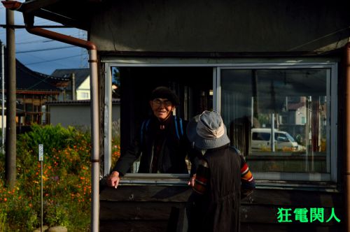 秋深まる富山巡りの八 電車を待つひと時