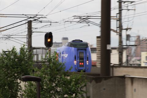 この時間にはないキハ283系の札幌運転所への回送列車-時間切れの朝の時間
