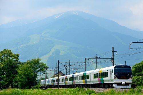 大糸線の信州白馬の里山を行くE257系特急「あずさ3号」(信濃森上~白馬大池)