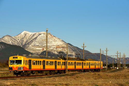 三岐鉄道の雪が残る藤原岳に連なる山々ををバックに行く851系(三里~丹生川)