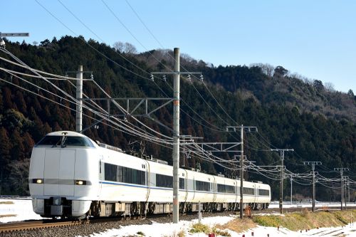 東海道本線の雪景色の関ケ原を行く681系特急「しらさぎ号」とEF210牽引のコンテナ貨物(大垣~関ケ原)