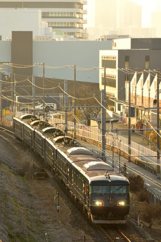 東海道本線の早春の朝の加島陸橋を通過する117系特急「WEST EXPRESS 銀河」他(塚本・塚本信~尼崎)