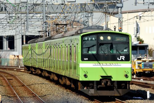 関西本線の分岐駅の久宝寺駅に進入する201系と221系電車(久宝寺駅)