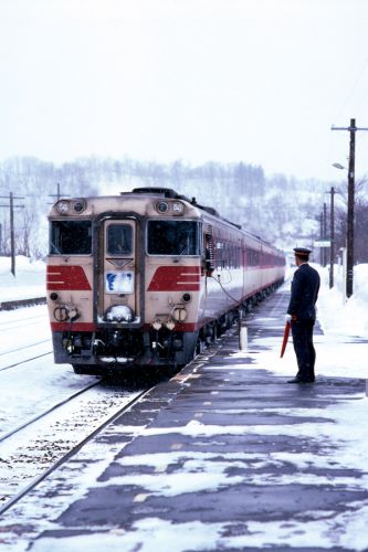 特急列車が山線の駅を通過する - 1986年・函館本線 -