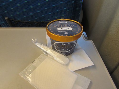 東海道新幹線の車内で、鉄板のアイスクリーム。 【2022年02月 東海道新幹線車内】