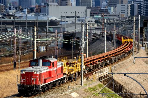 東海道本線の加島陸橋を行くDD51牽引のロングレール輸送列車(塚本信~尼崎)