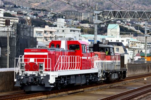 東海道本線の川崎重工業甲種輸送のDD200ー20号機と225系快速電車(六甲道駅)